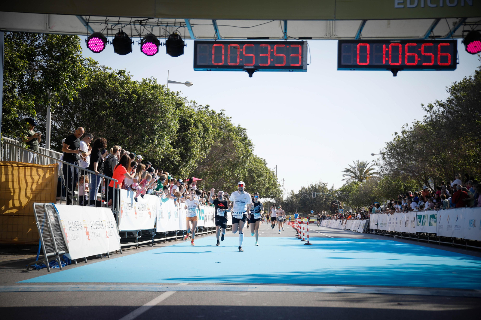 Imágenes de la llegada de la Media maratón Ciudad de Almería