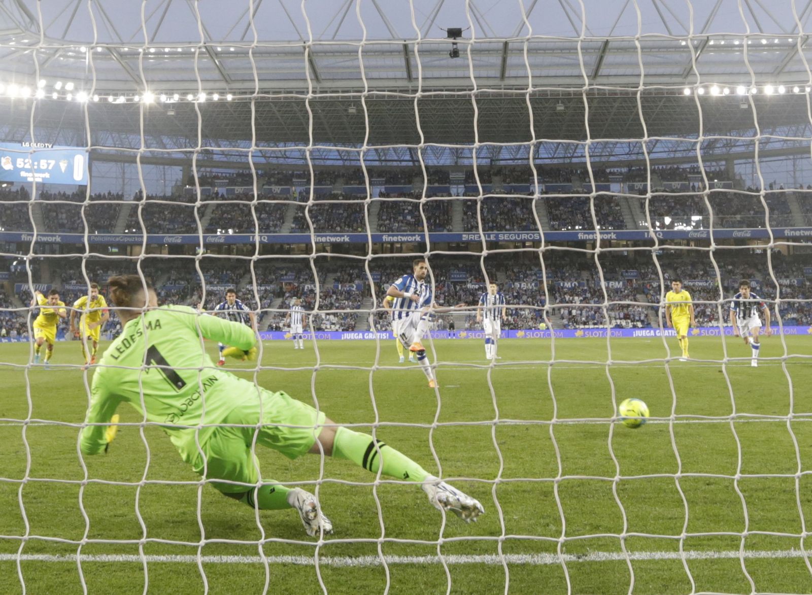 Januzaj transforma el primer penalti en el Real Sociedad-Cádiz.