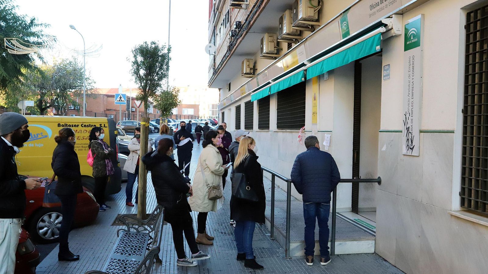 Colas en una oficina del SAE de la capital onubense.
