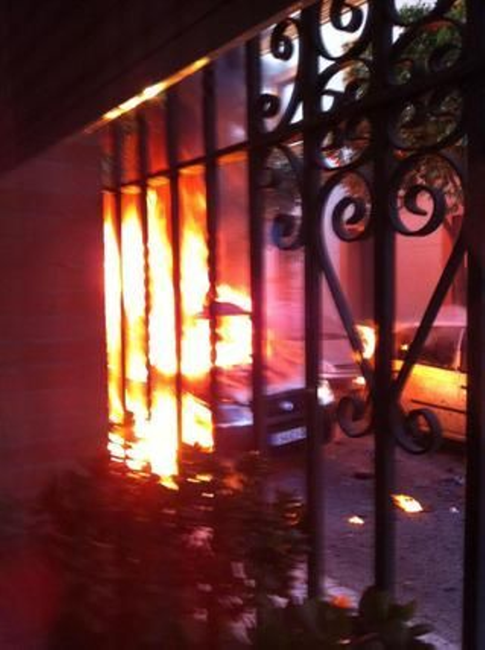 Fotografía de la furgoneta ardiendo tras la explosión.

Foto: Agustín Martínez