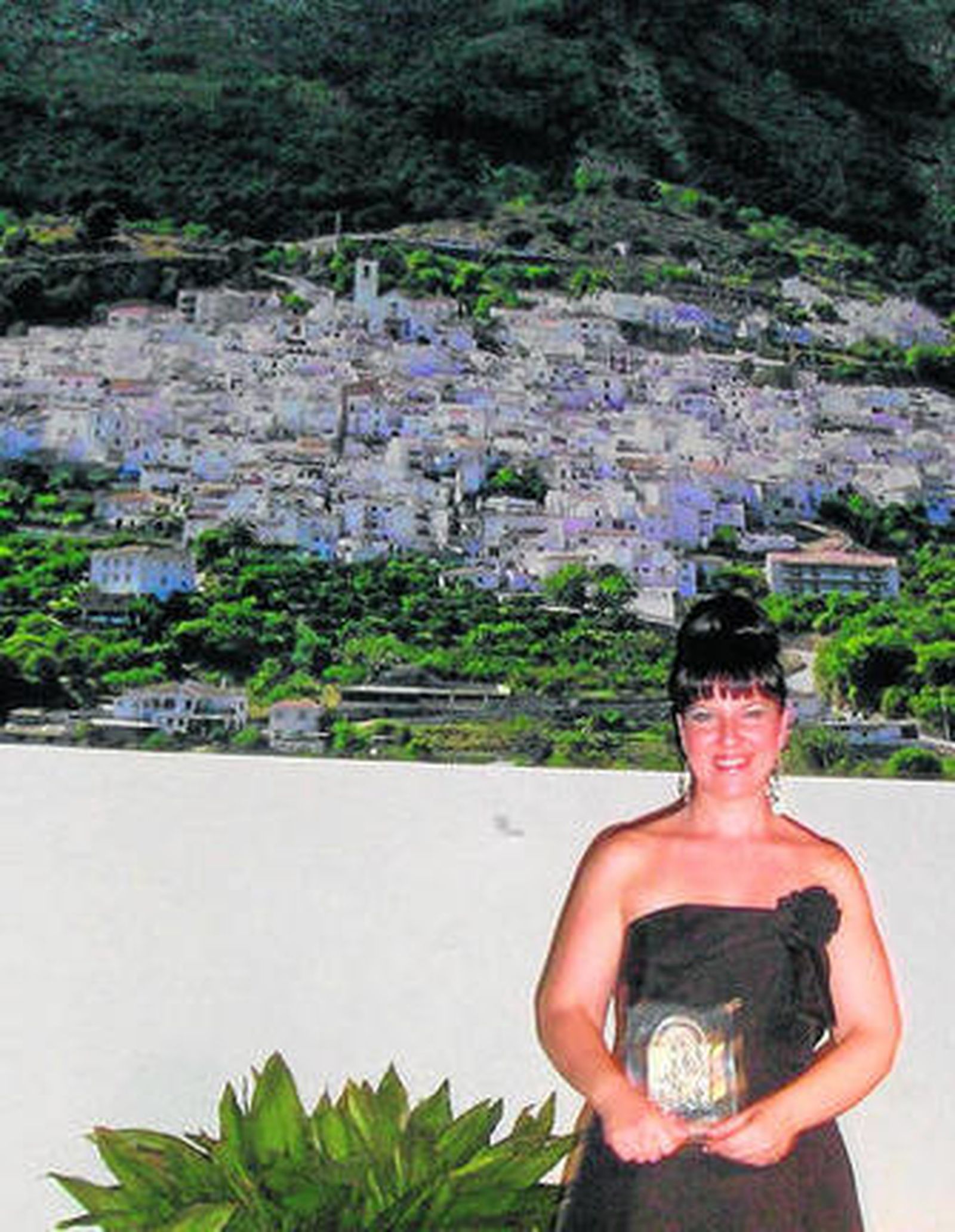 Charo López posa con el primer premio en sus manos.