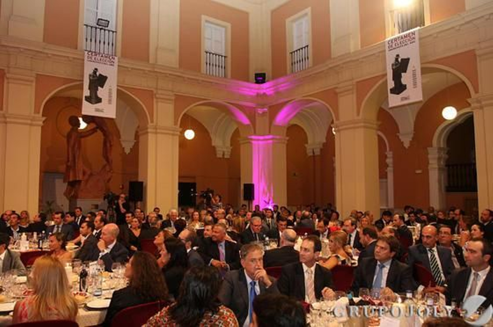 Vista general del patio de la facultad de La Merced, sede de la XXV Gala Onubenses del Año,  con las mesas de los comensales, durante un momento del acto.

Foto: Josue Correa
