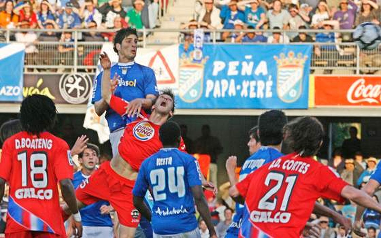 Leandro Gioda se eleva ante Rafa en un remate de cabeza que despejó de forma brillante el meta getafense Jordi Codina y que pudo ser el 1-0.

Foto: Pascual