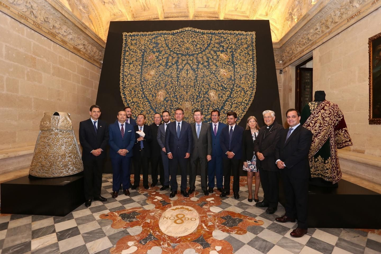 Las autoridades ante el manto procesional de la Virgen de la Merced.