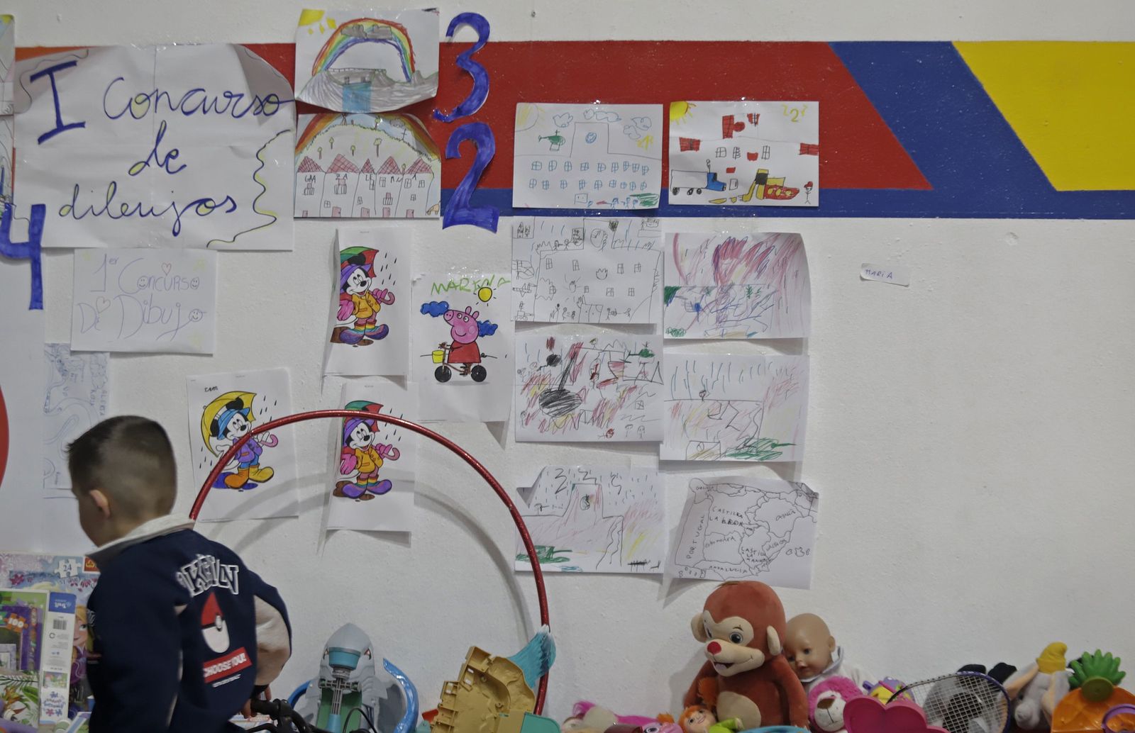 Muchos vecinos de Grazalema atravesaron un periodo de gran incertidumbre y temor por la traumática situación, viviendo días de gran preocupación, no solo por el estado de sus viviendas o sus pertenencias, sino por el riesgo personal sufrido por ellos y sus familias. Dibujos realizados por los niños de Grazalema donde pueden observarse los efectos de las fuertes lluvias en el municipio expuestos en el pabellón El Fuerte de Ronda.