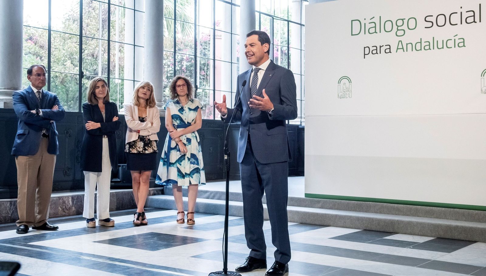 Juanma Moreno, con las líderes andaluzas de CCOO y UGT, Nuria López y Carmen Castilla.