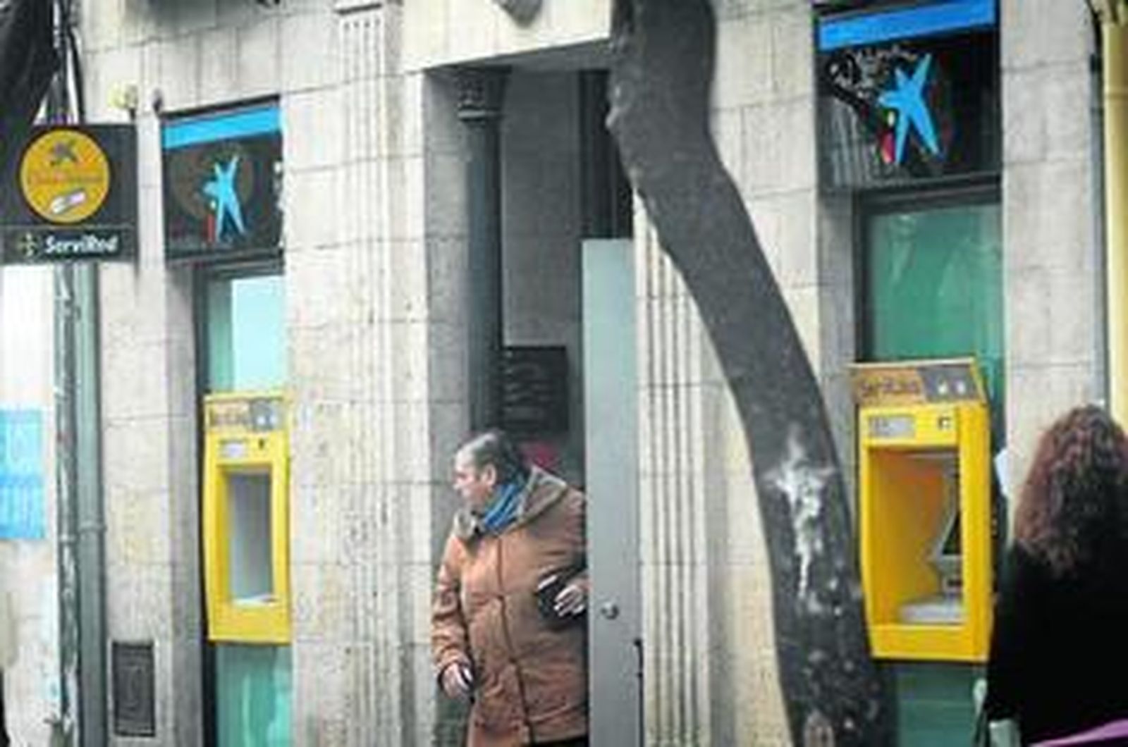 Oficina de La Caixa en la calle Larga que echará hoy el cierre por la duplicidad de sucursales de la entidad.