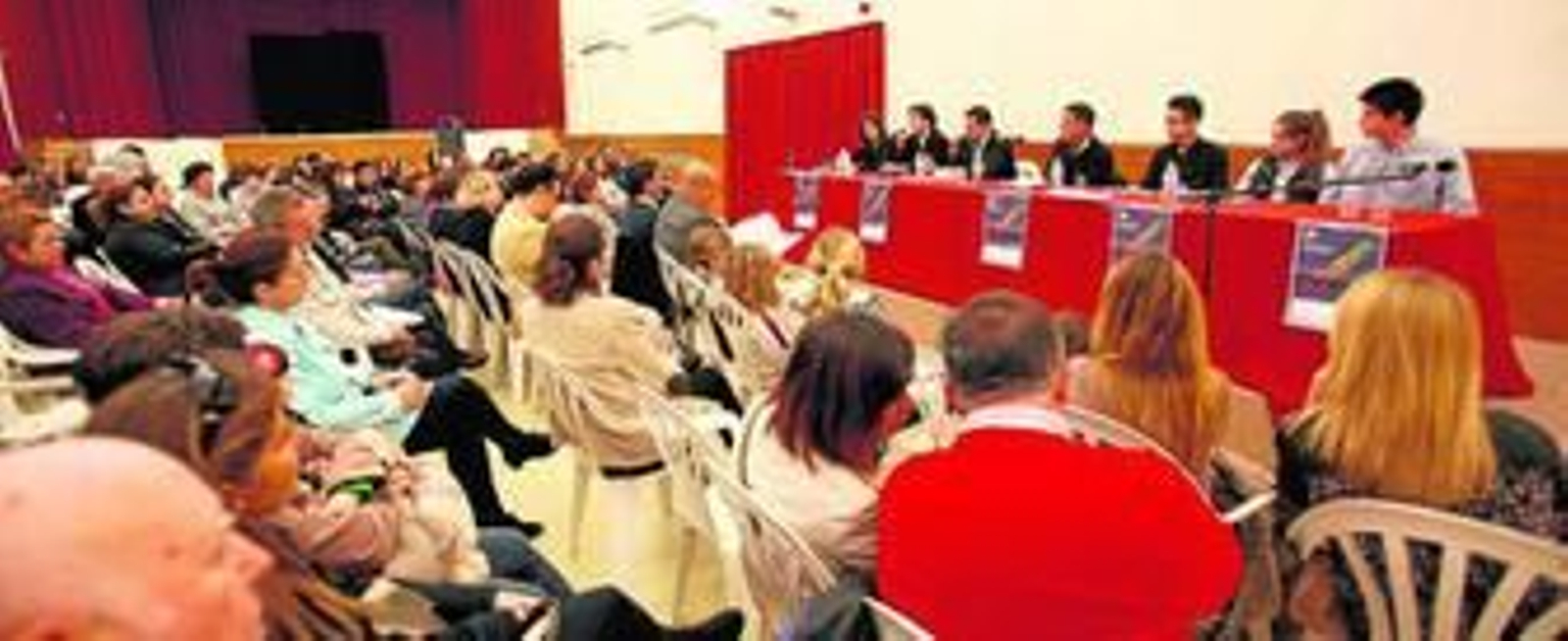 Un momento de la entrevista-coloquio celebrada esta semana en el Colegio Los Escolapios de la capital y organizada por FCAPA.