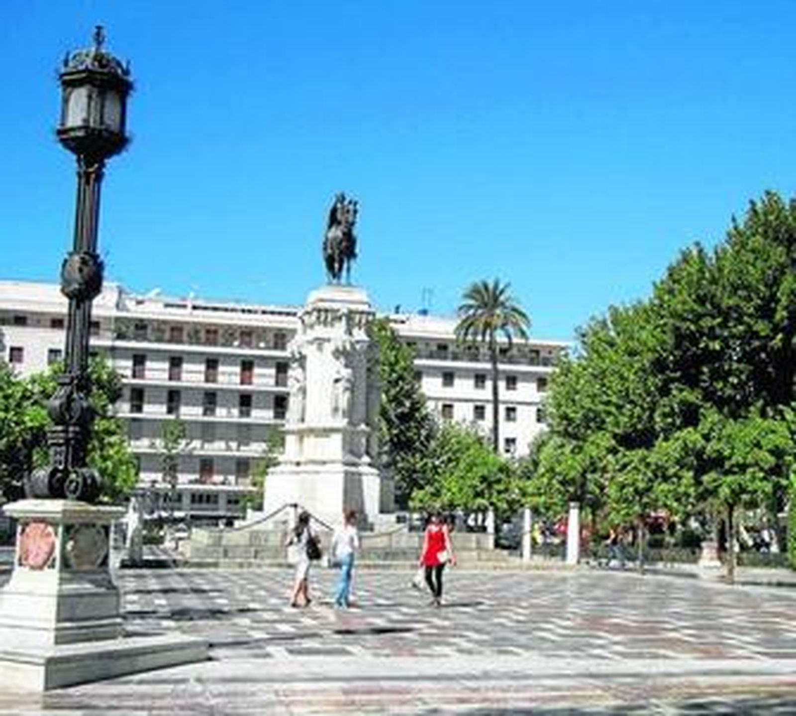 Bajo la estatua de San Fernando, en la Plaza Nueva, se localiza el pozo sin uso del antiguo Metro.