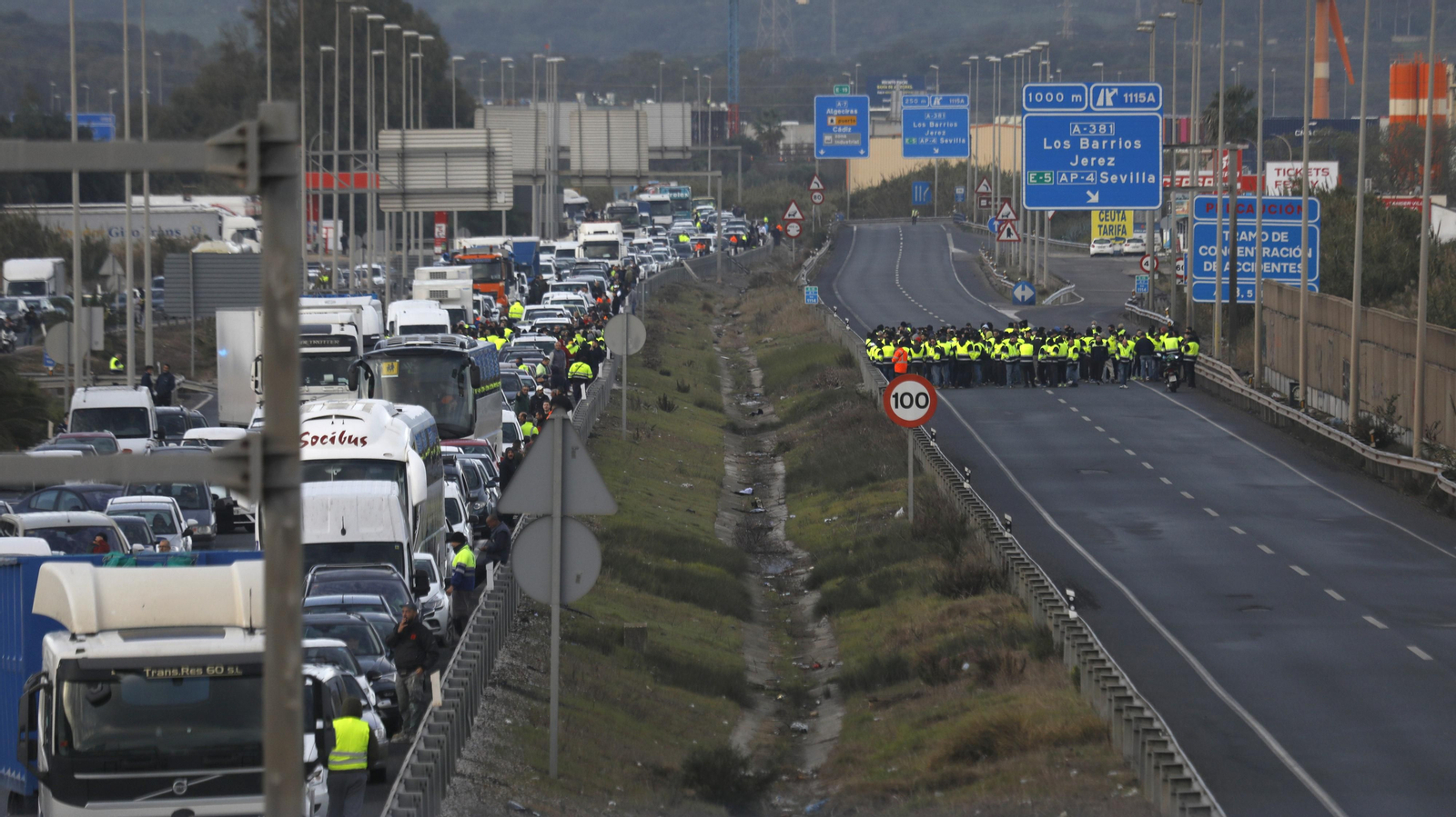 Imágenes del corte de la A-7 por los trabajadores de Acerinox en huelga, este viernes