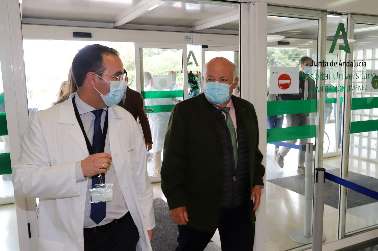 El consejero de Salud Jesús Aguirre visita las nuevas instalaciones del Hospital Juan Ramón Jiménez, en imágenes