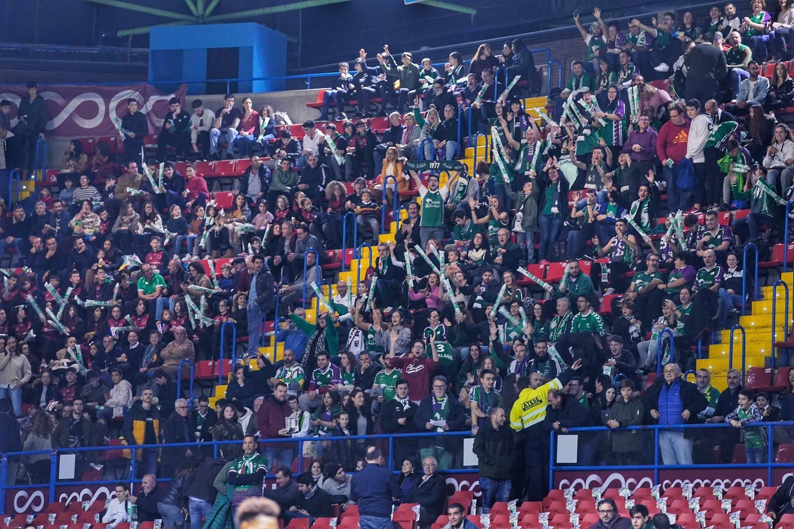 La afición del Unicaja anima. La afición del Unicaja anima.