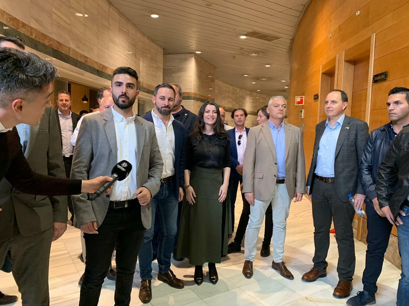 Los representantes de Vox antes del mitin en el Palacio de Congresos de Granada