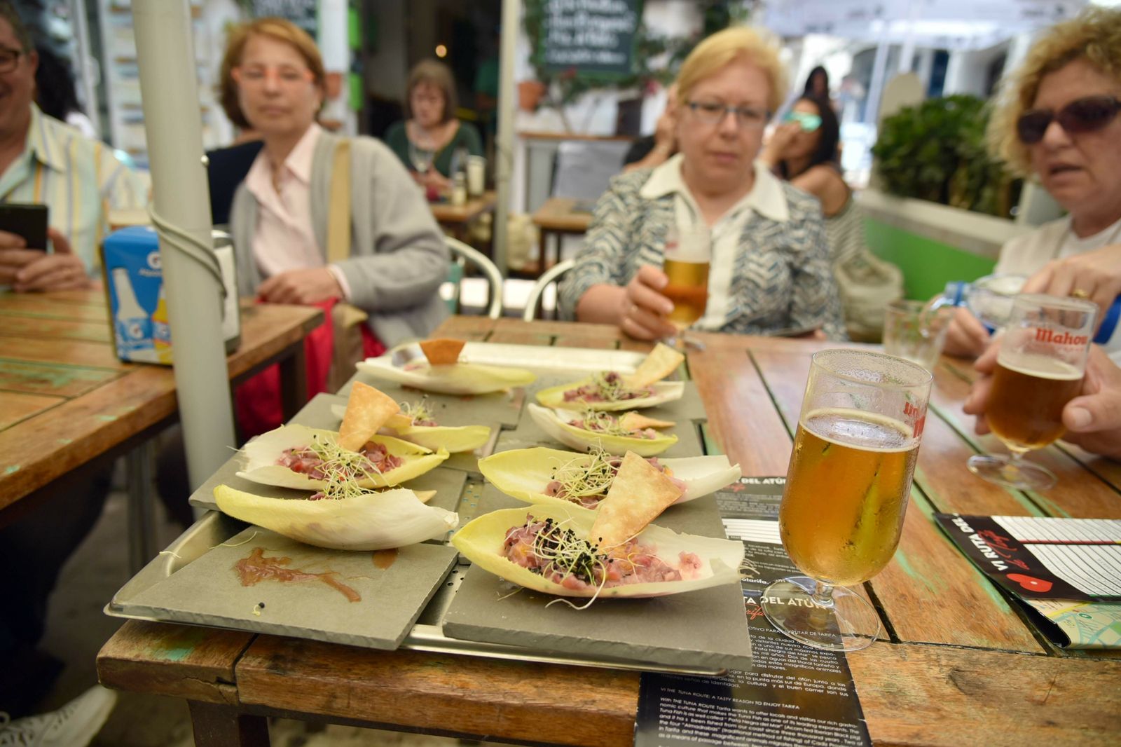 Un grupo de mujeres degusta tapas con atún en la edición del año pasado.