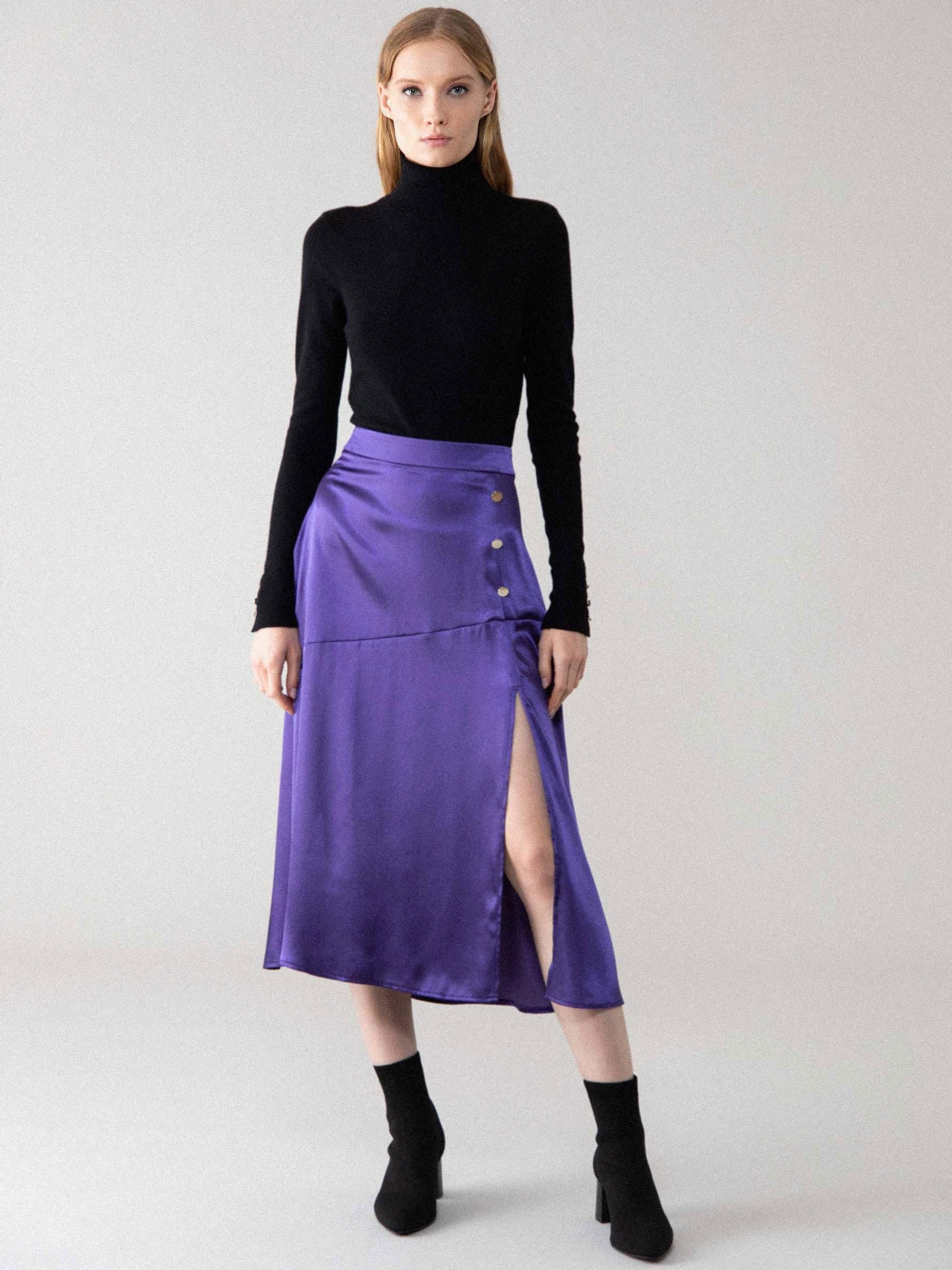 Falda midi de color morado con apertura lateral de Lefties.