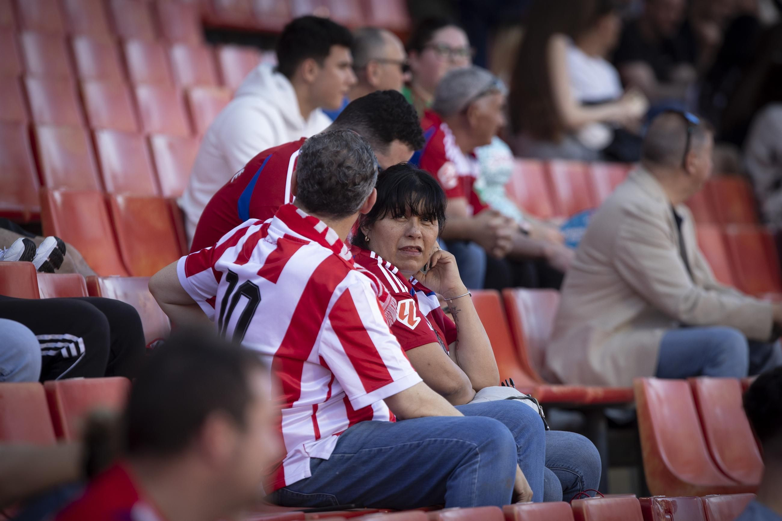 Encuéntrate en la grada de Los Cármenes en el partido del Granada CF-Elche
