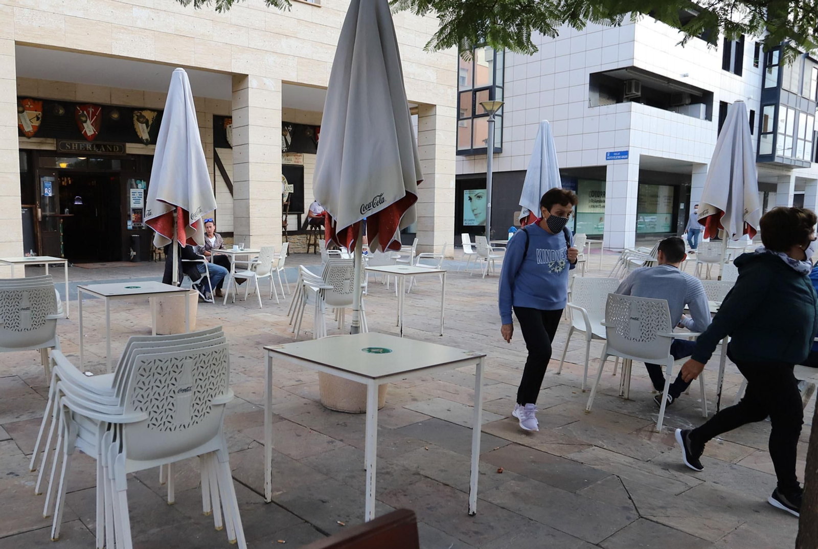 Imágenes del cierre de comercios bares y terrazas a causa de las nuevas restricciones por la Covid en Huelva