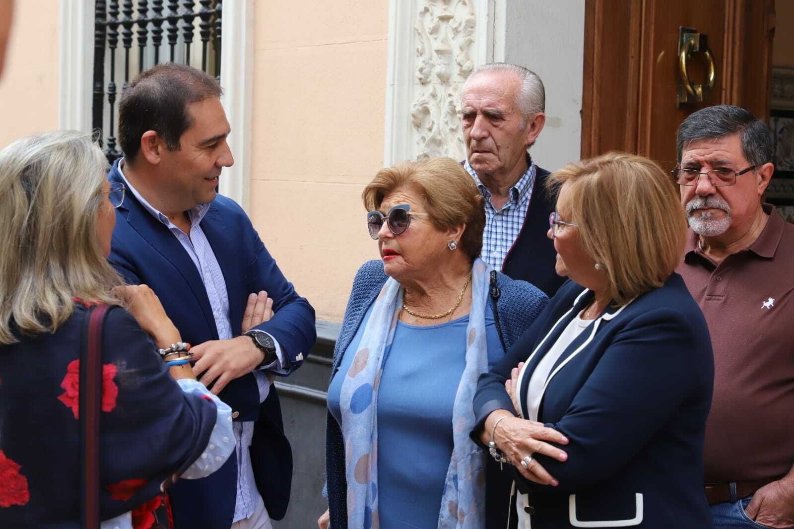 María Luisa Faneca y José Luis Ramos conversan con una jubilada acerca de las pensiones.