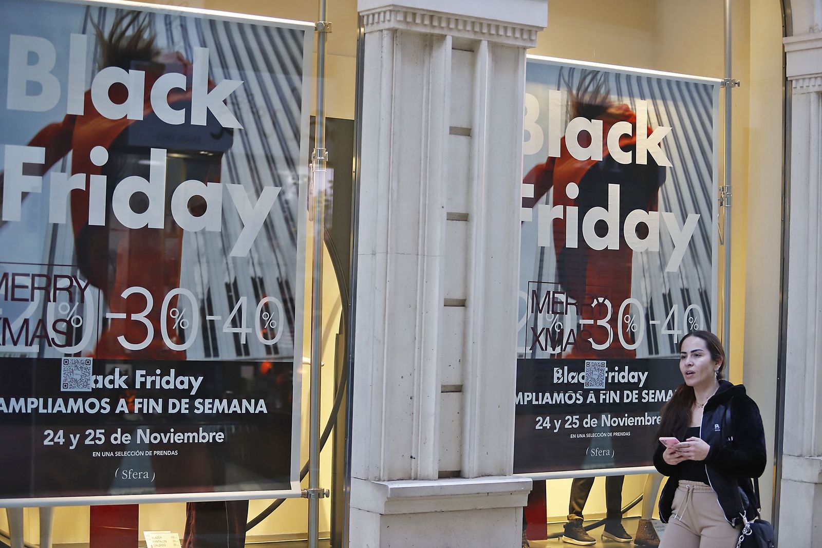 Ambiente en las calles del centro de Huelva con el Black Friday