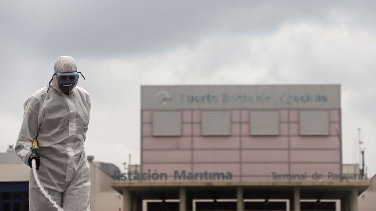 Un miembro de la UME desinfecta los exteriores de la estación marítima del Puerto de Algeciras