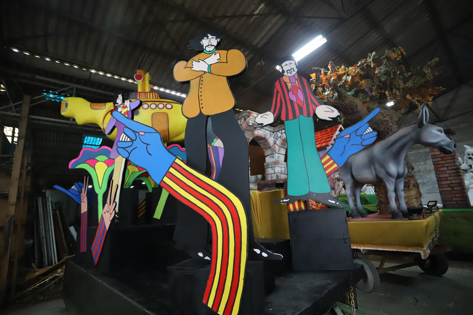 Imágenes de los preparativos de las carrozas de sus Majestades los Reyes Magos