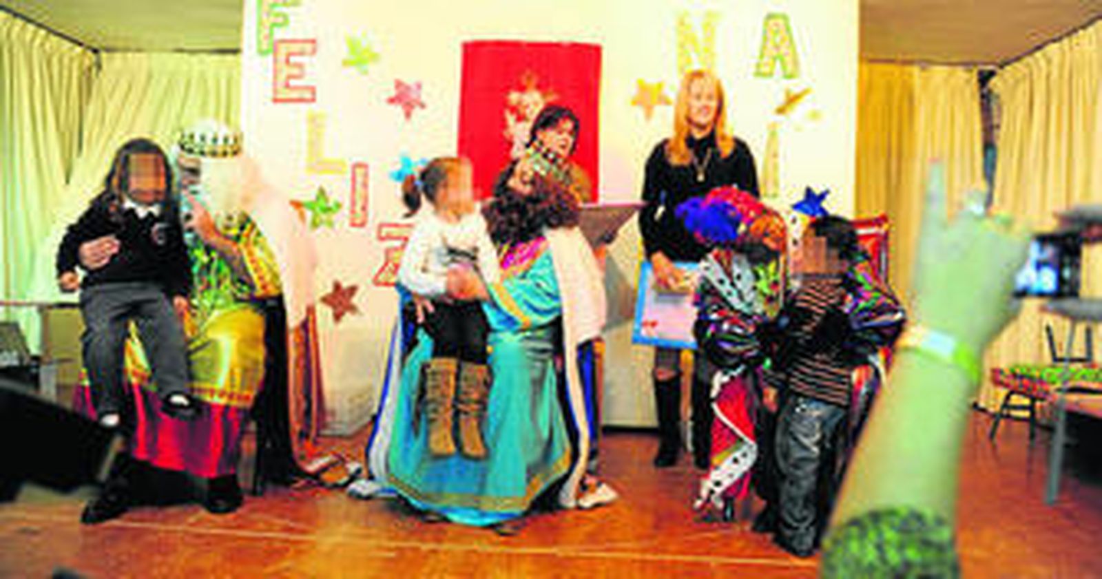 Los Reyes Magos, en su visita al colegio Los Esteros, ayer.