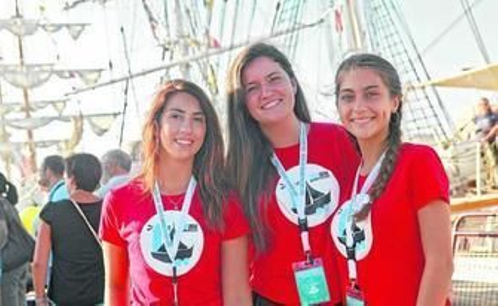 Carmen Dodero y las hermanas Marta y Ana Rodríguez forman parte del cuerpo de voluntarios de la Regata de Grandes Veleros.