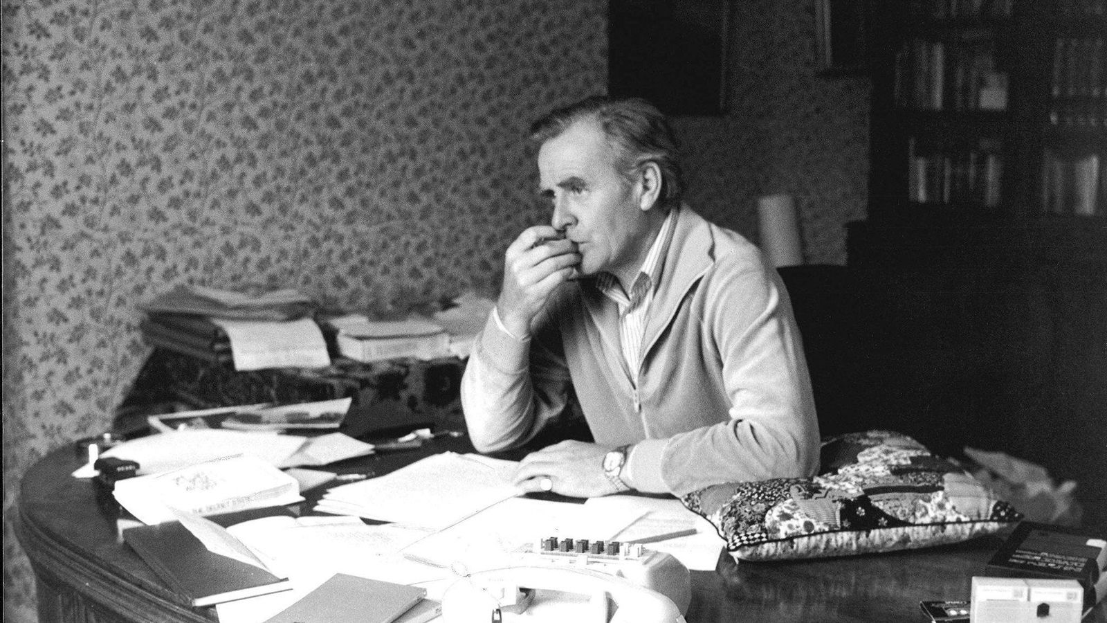 John le Carré, retratado en su despacho en los años 80.