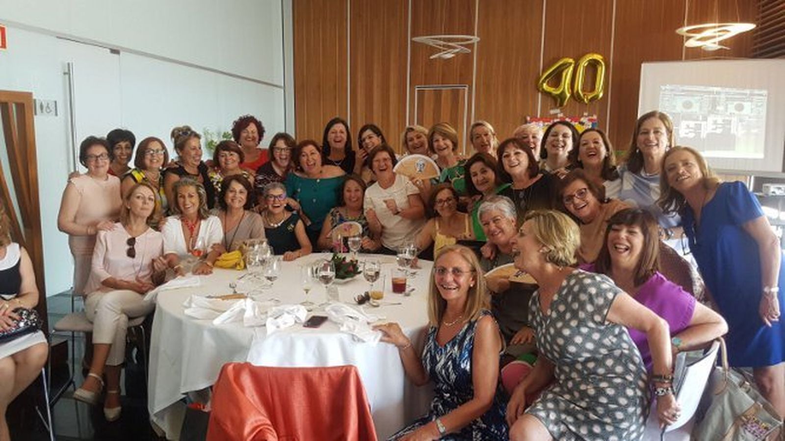 Charo Bernal, Isa Núñez, Ángeles Salvador, Juana Mejías, Carmen Domínguez, Alicia Ortiz, Rosa Sanz, Carmen Prieto, Ana Rojas, Luisa Galindo, Charo Gil, Teresa Carreño, Manuela Sánchez, Rosa Gallego, Mamen Segovia, Carmen García Mañas, Ana Toledo, Merche Tejuca, Matilde Dorronsoro, Julia Sanz, Aurin Orillo, Beatriz Fernández Caballero, Rocío Huarte, María José Miralles, Palma Barreda, Teresa Garrido, Antonio Rodríguez y Gloria Guillén.