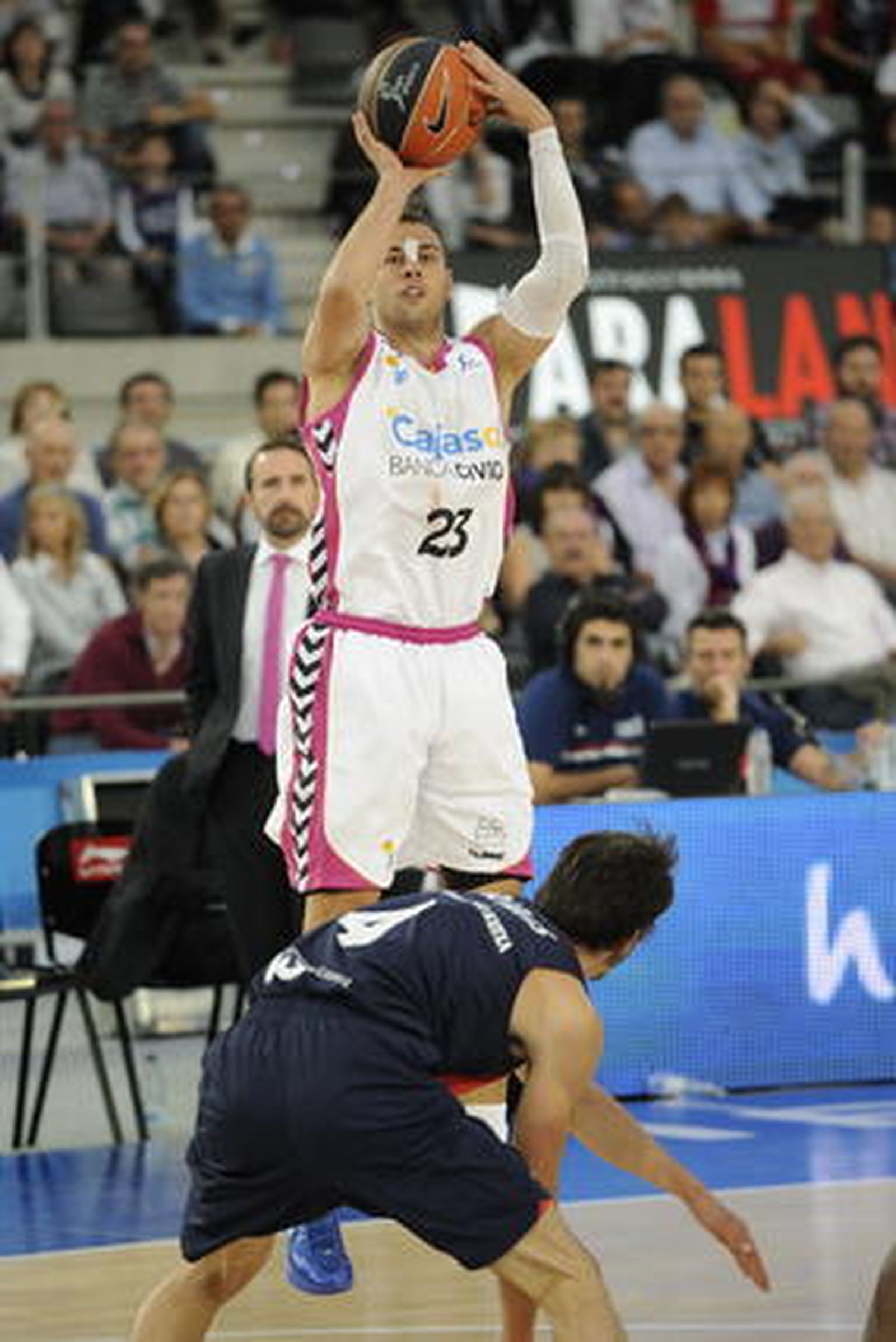 El Cajasol-Banca Cívica comienza su andadura en la Liga Endesa con derrota en casa del Caja Laboral (73-60).

Foto: Lino González (ACB Photo)