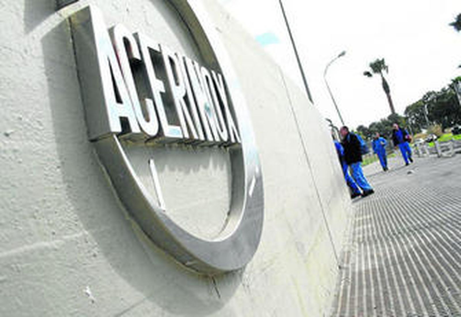 Trabajadores acceden a la factoría de Palmones, en una imagen reciente.