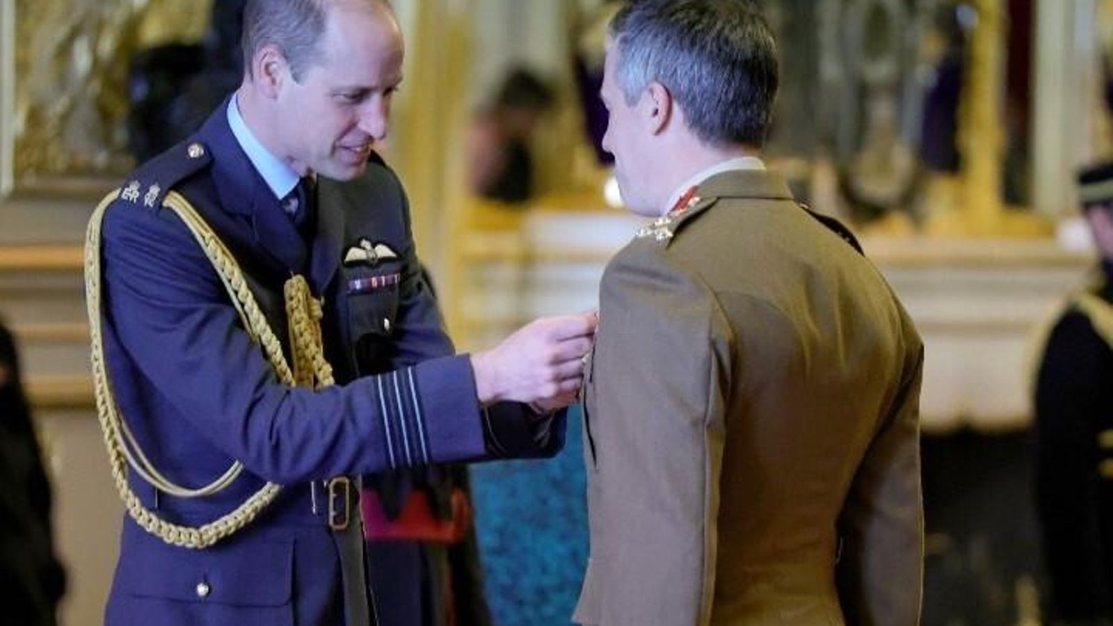 El príncipe Guillermo impone una insignia en su reaparición