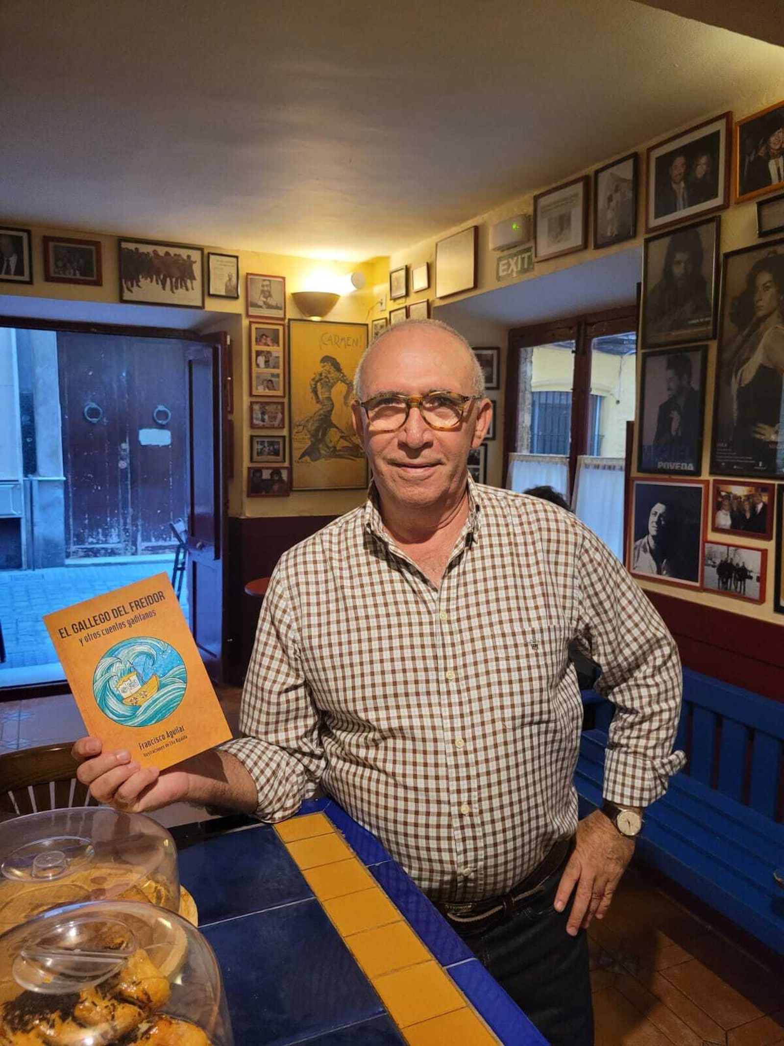 Francisco Aguilar con un ejemplar de su libro en el Café de Levante.