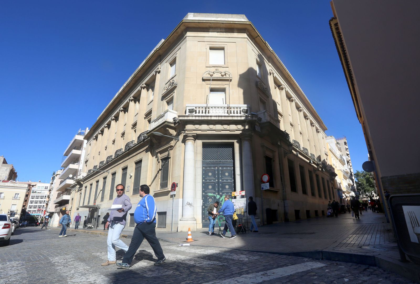 Varias personas pasan delante del futuro museo.