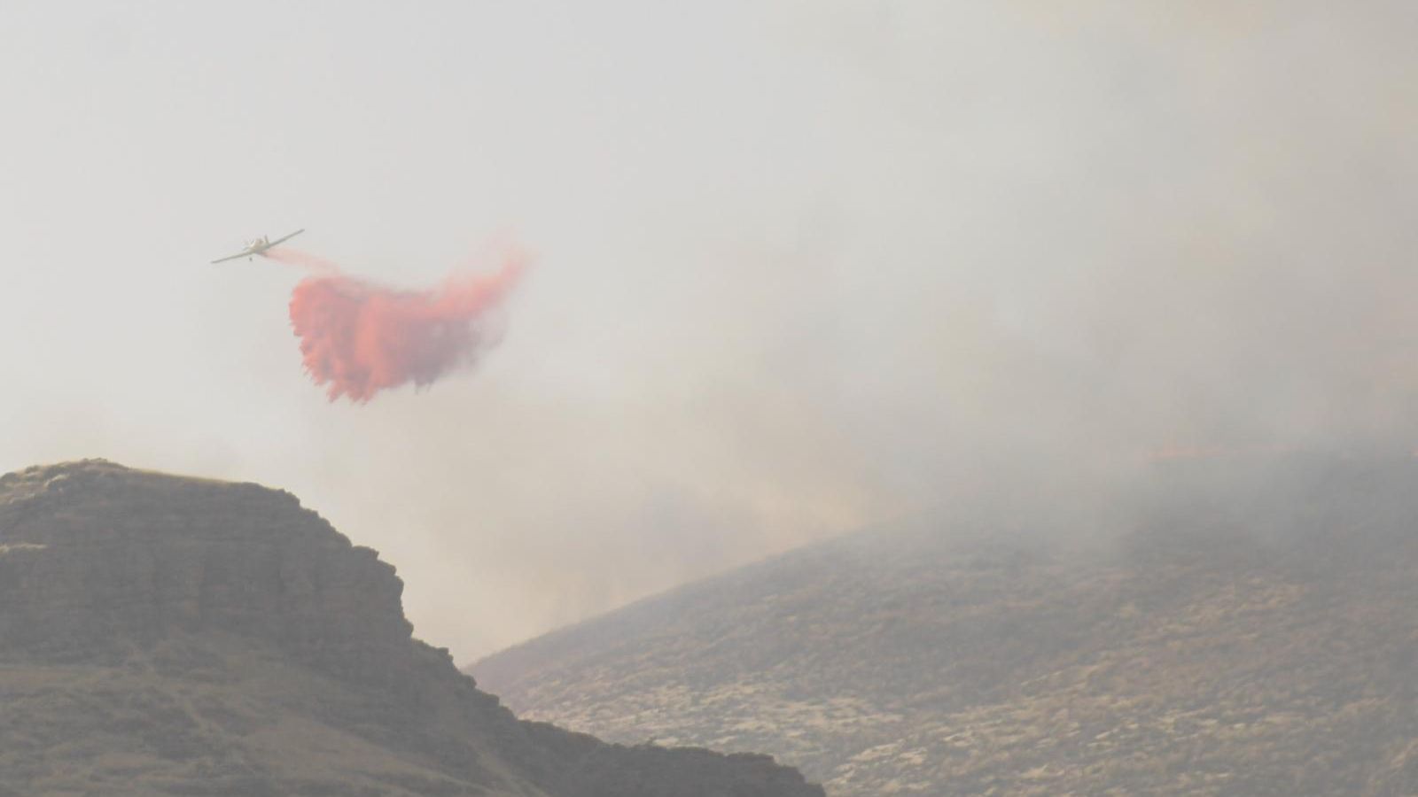 Avionetas de INFOCA actúan para sofocar el incendio en Pinos Puente