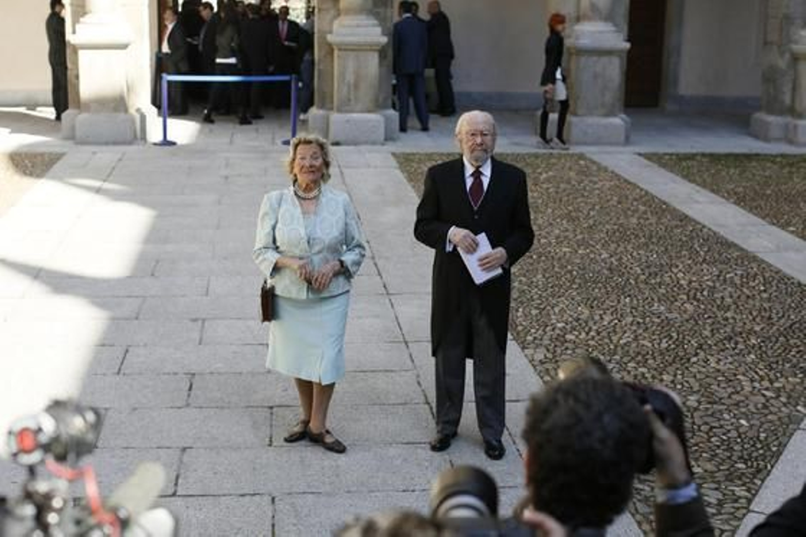 Caballero Bonald, con su esposa, Pepa Ramis, a la llegada al acto. / José Ramón Ladra