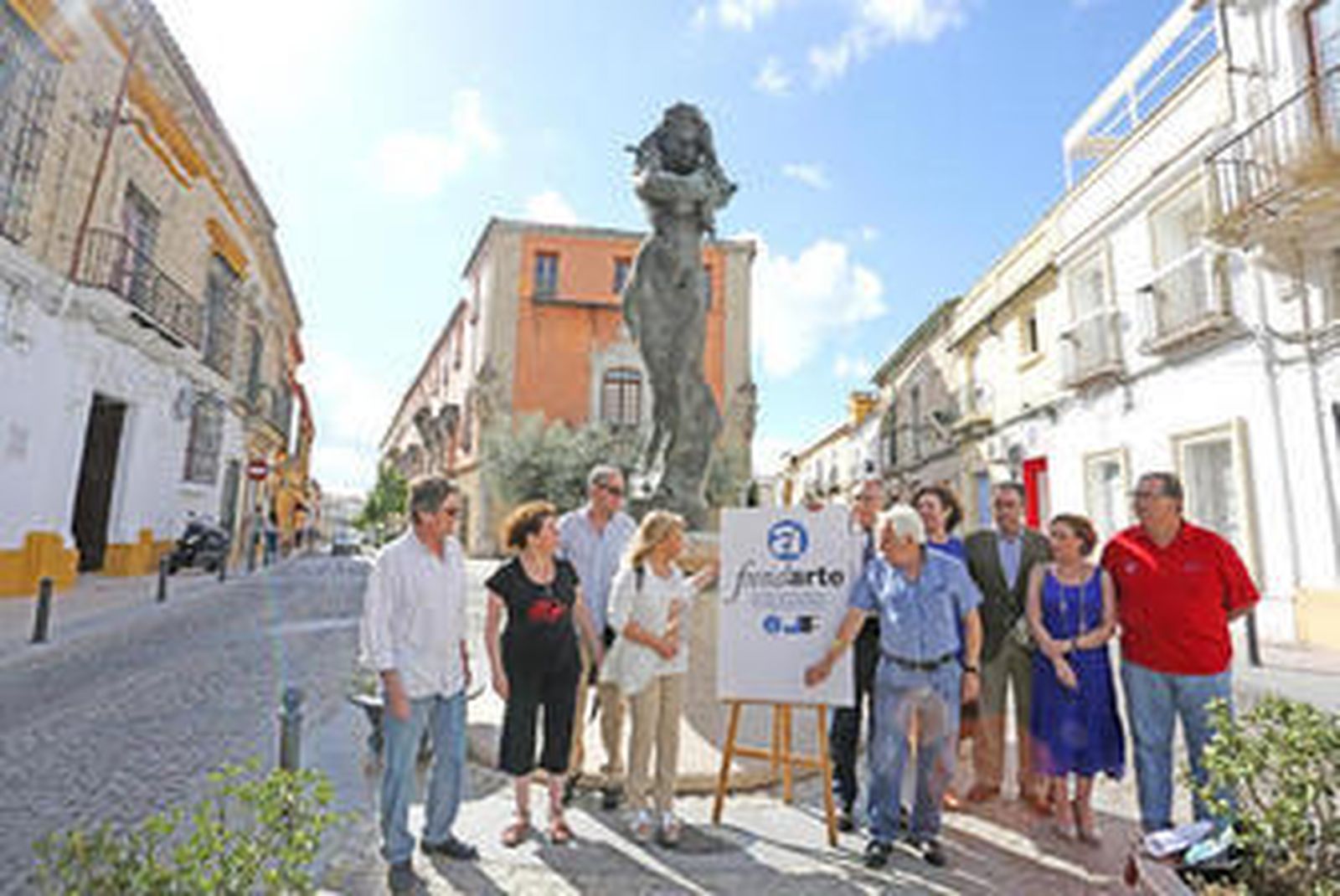 Un instante de la presentación de Fundarte, frente al palacio de Villapanés y el monumento a Lola Flores.