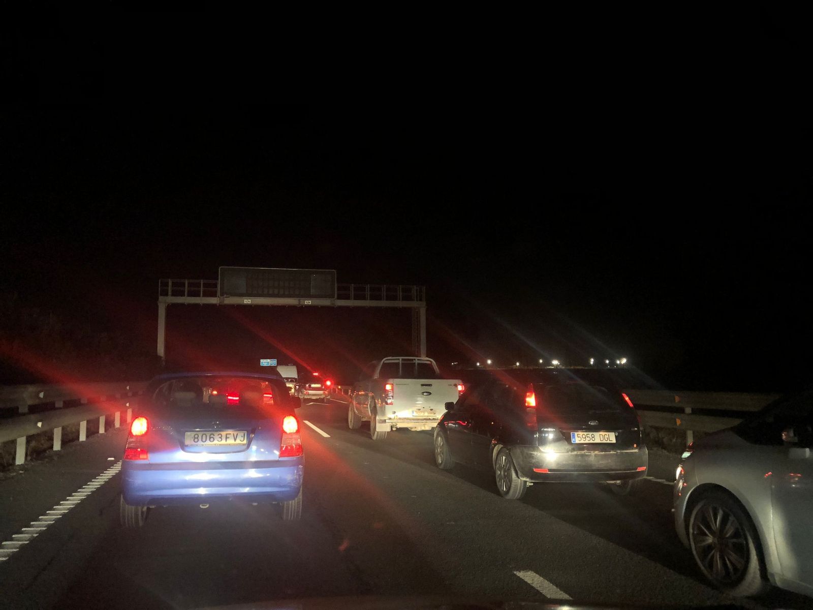 Vehículos parados en la A-49 como consecuencia del accidente.