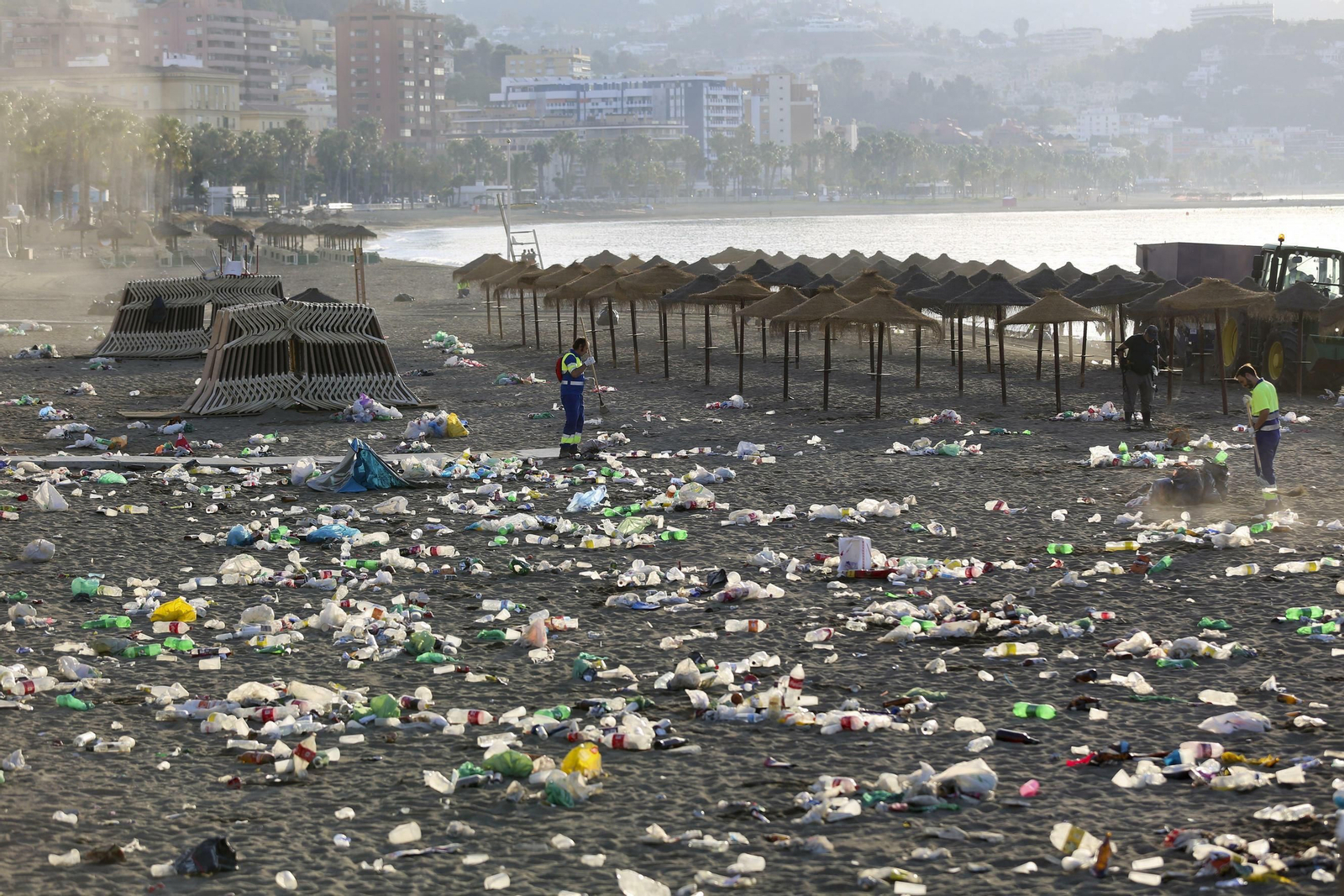 Las fotos de la basura en las playas de Málaga tras San Juan