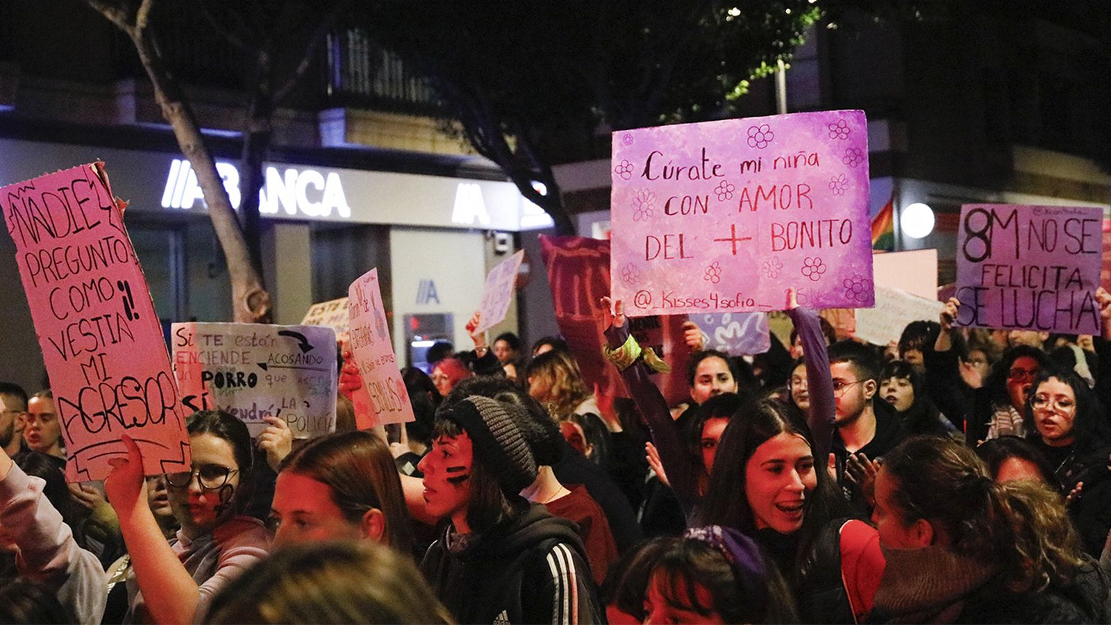Las calles de Almería claman por la igualdad y contra la violencia machista