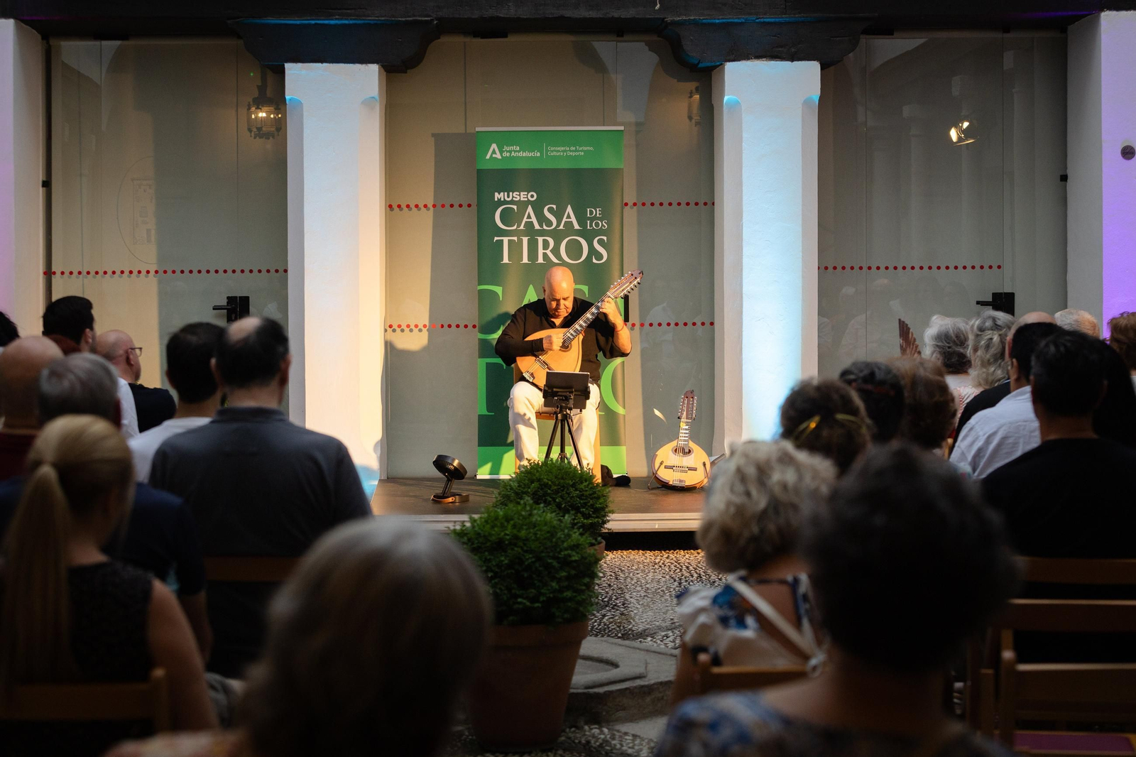 Pedro Chamorro muestra la bandurria de concierto en el Festival de la Guitarra de Granada.