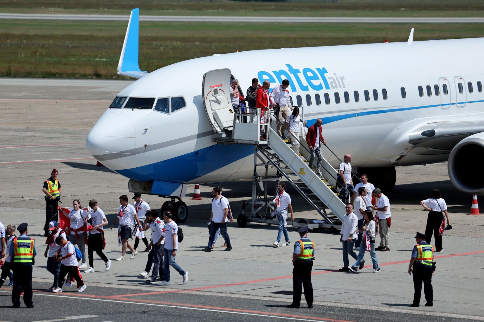 La llegada de aficionados sevillistas a Budapest
