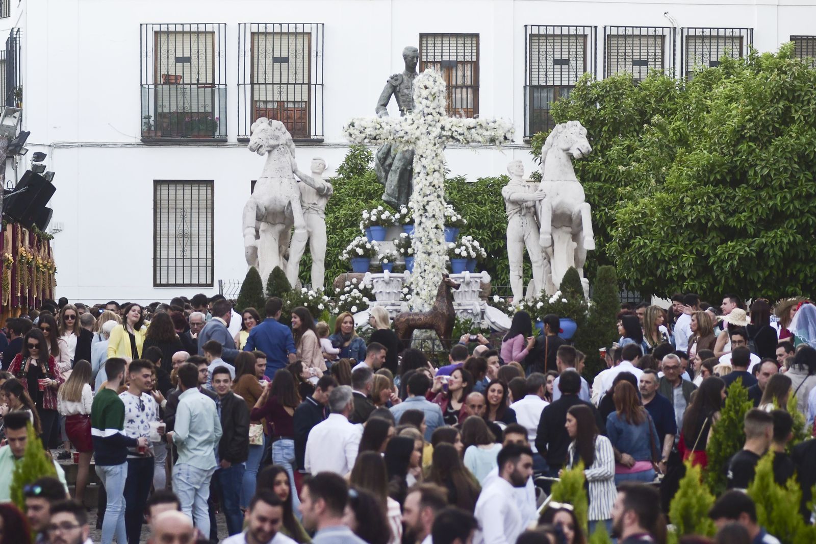 Asistentes a la cruz de la plaza de Santa Marina.