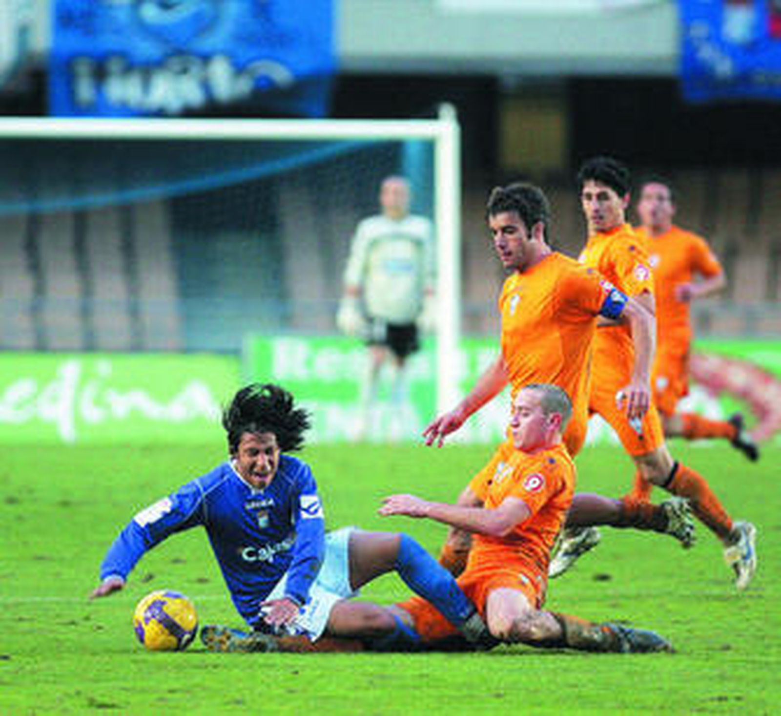 Sarmiento, que marcó y brilló con luz propia, es derribado por un jugador alicantino.
