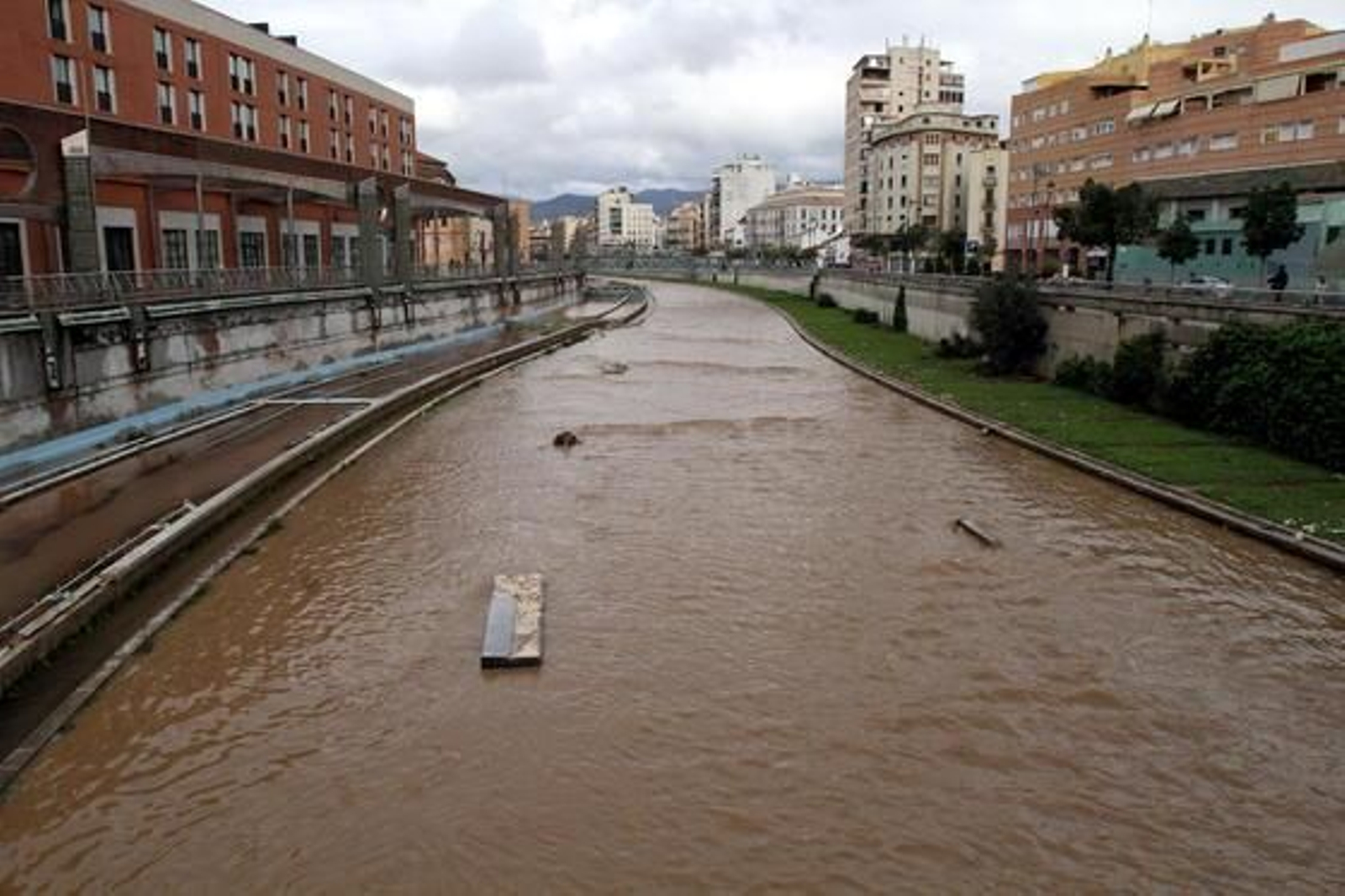Málaga limpia el barro dejado por la tromba de agua del sábado