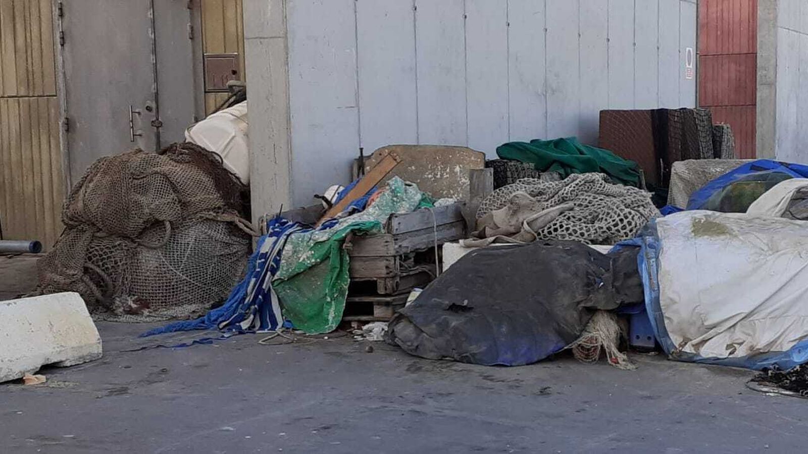 Restos de pesca y enseres abandonados desde hace años.