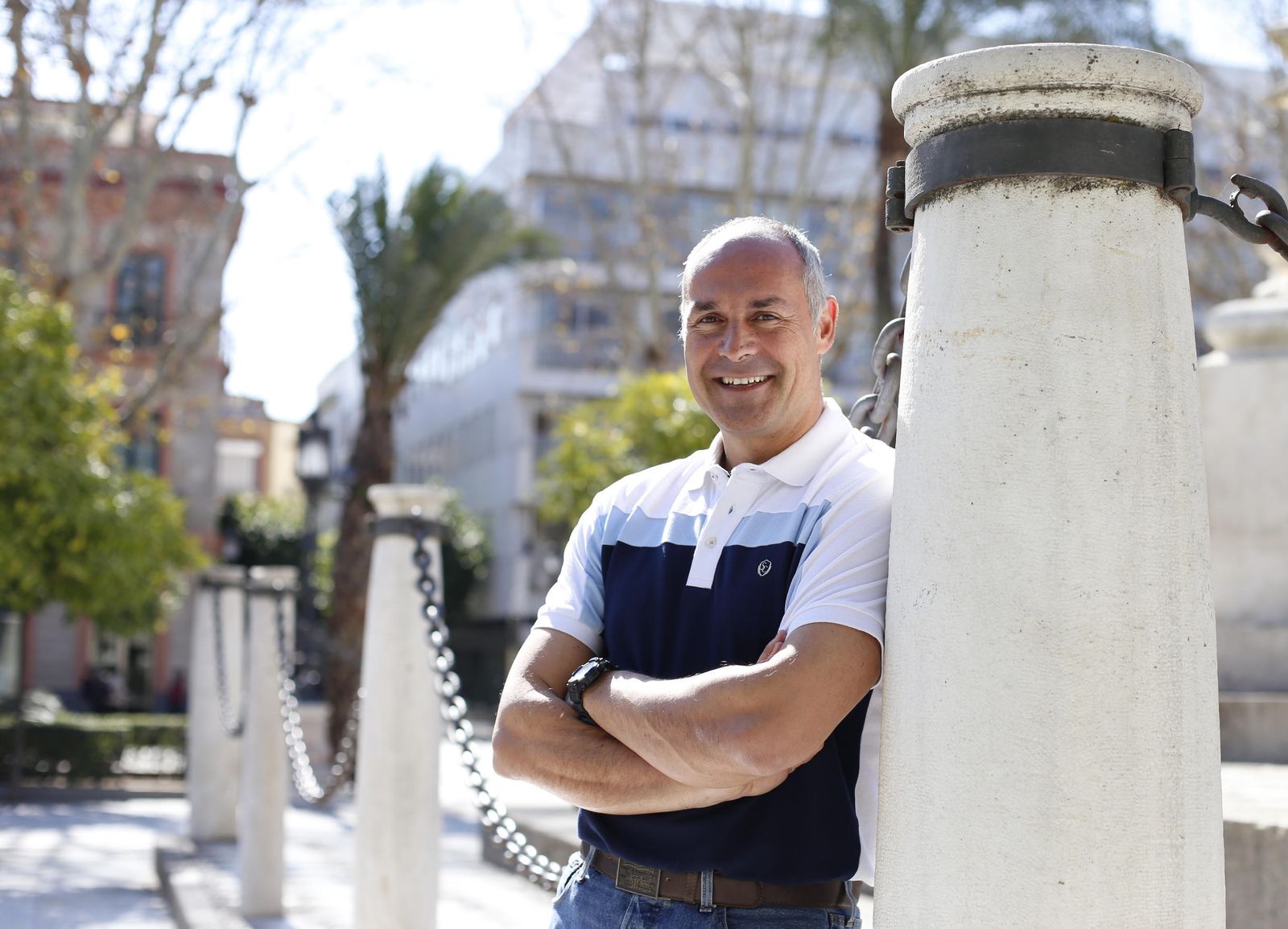 Curro Segura posa  en la Plaza Nueva durante el parón liguero por la Copa del Rey de Málaga.