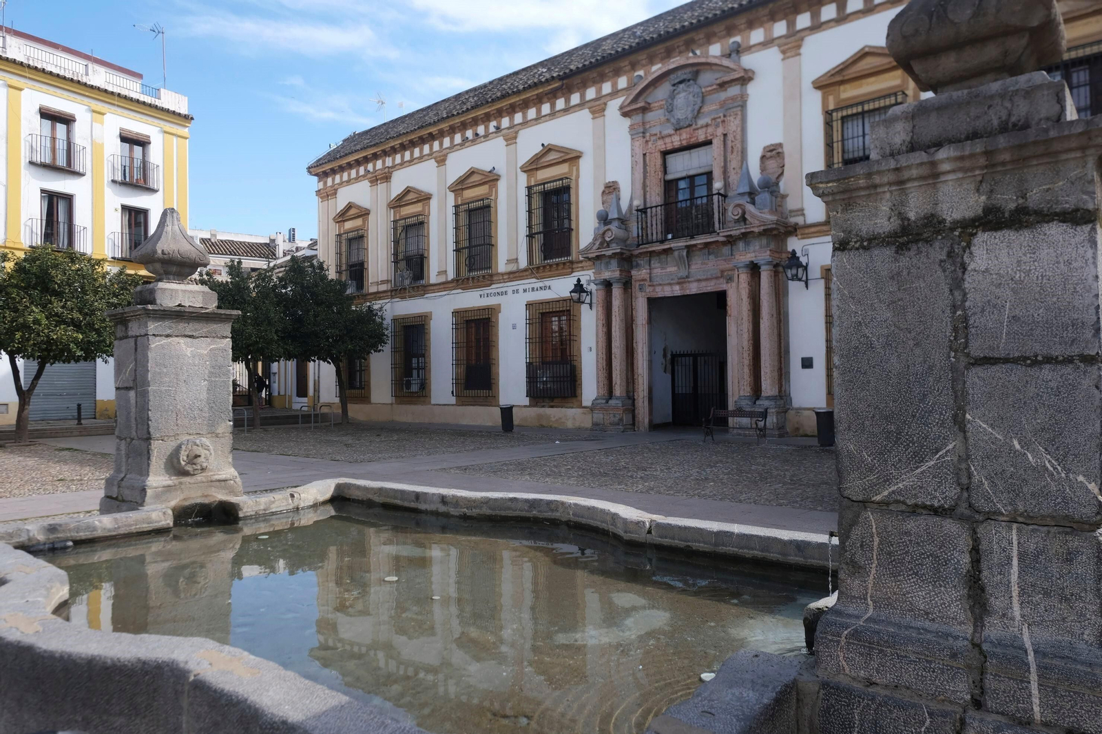 Fuente de la plaza del Vizconde de Miranda. Fuente de la plaza del Vizconde de Miranda.