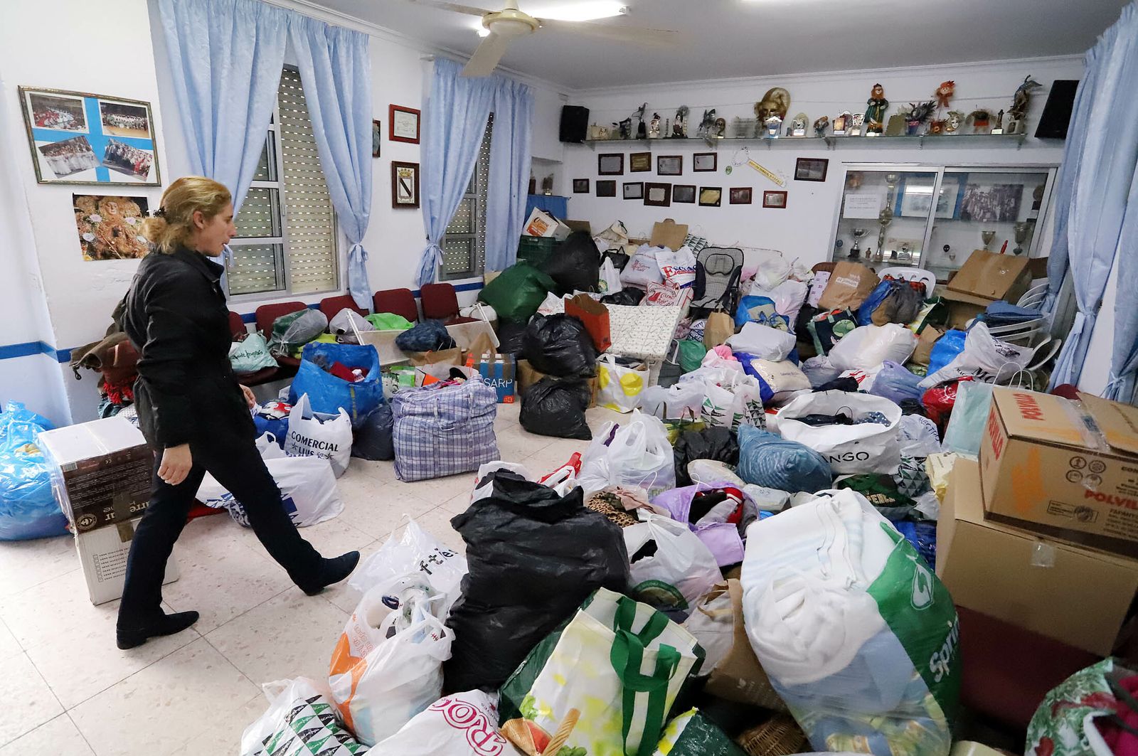 Imágenes de la colecta solidaria para la familia afectada por el incendio en la Hispanidad
