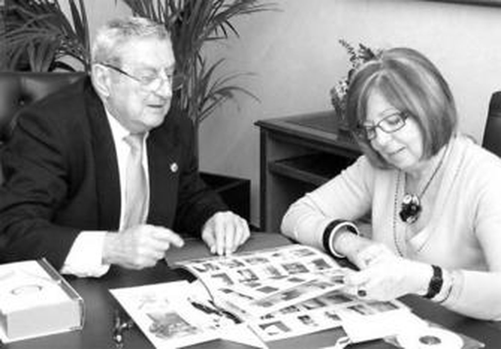 Gonzalo de Castro Gutiérrez enseña el legado fotográfico a la rectora, Adelaida de la Calle.